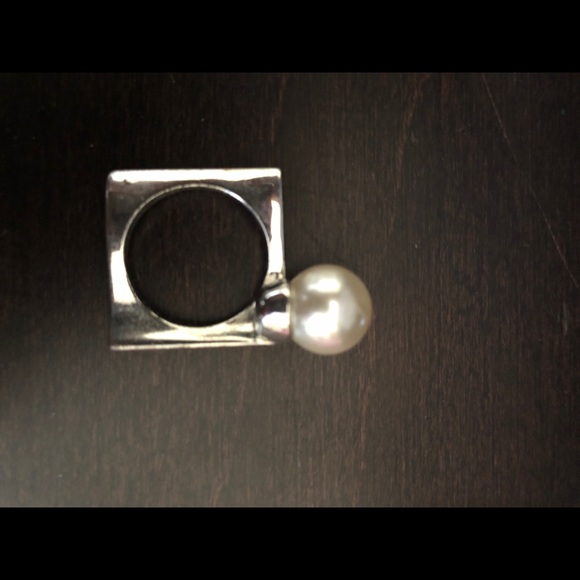 Square shaped pearl ring - Picture 2 of 3